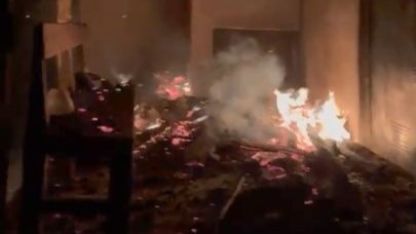 Arazi yangını eve sıçradı