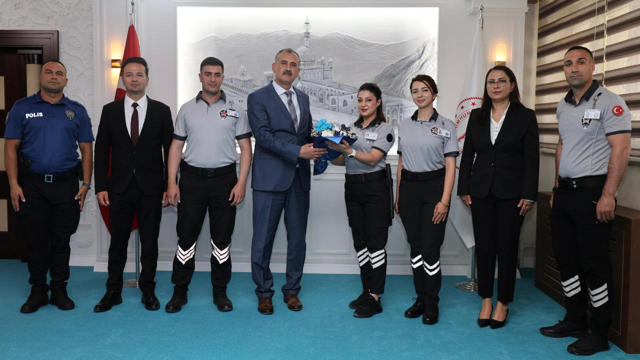 Ağrı Valisi Bozkurt, özel güvenlik görevlilerini makamında ağırladı
