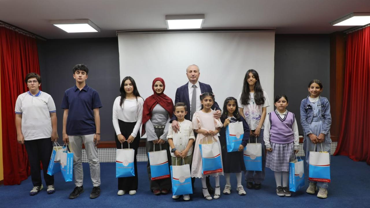 Ağrı'da "Dilimizin Zenginlikleri Projesi" yarışmalarında dereceye giren öğrencilere ödülleri verildi