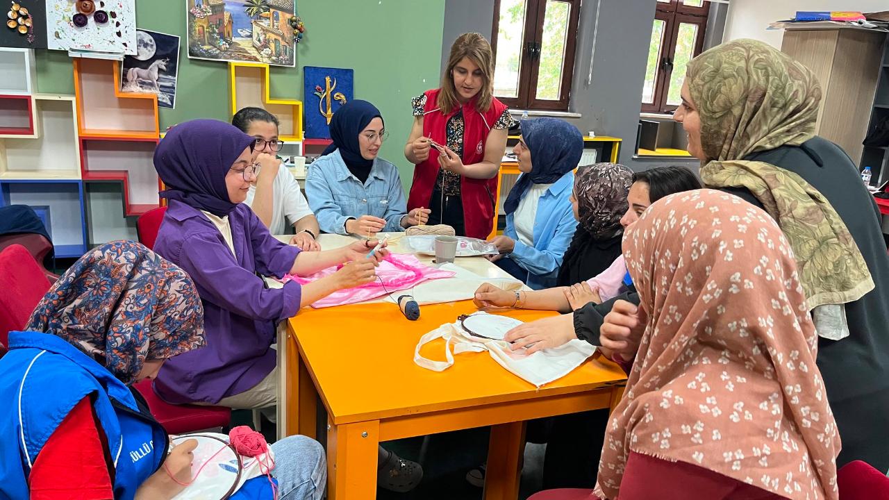 Ağrı’da gençler el sanatları kurslarında hem öğreniyor hem üretiyor
