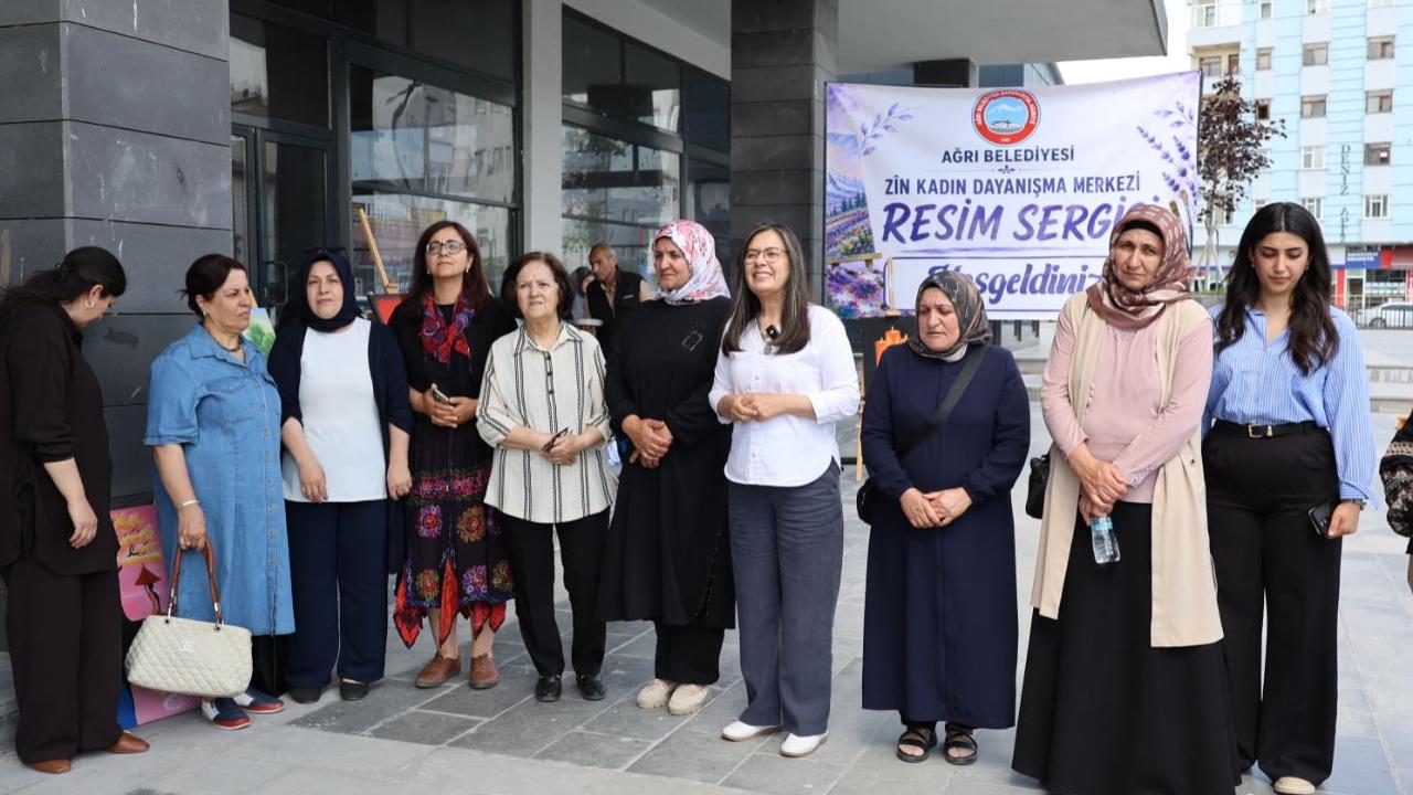 Ağrı’da kadın kursiyerlerin resim sergisi yoğun ilgi gördü