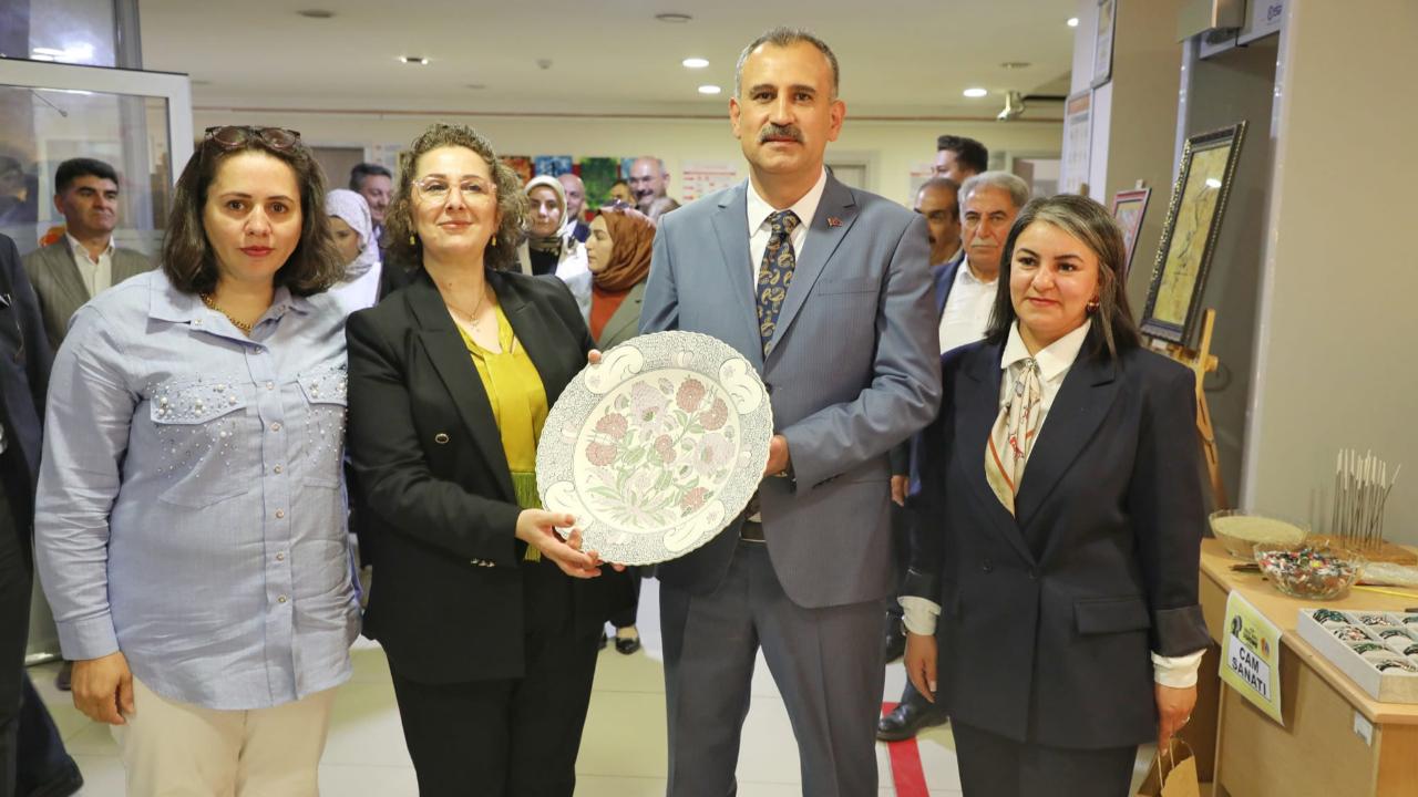 Ağrı’da kursiyerlerden üretim ve geri dönüşüm sergisi