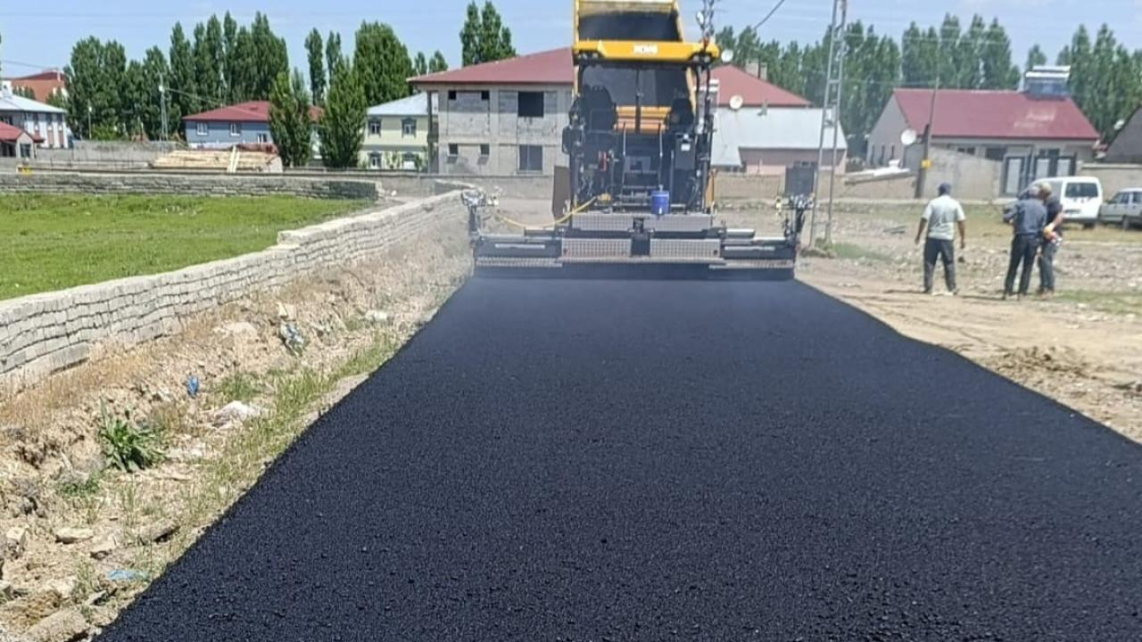 Ağrı’da yollar sıcak asfaltla yenileniyor