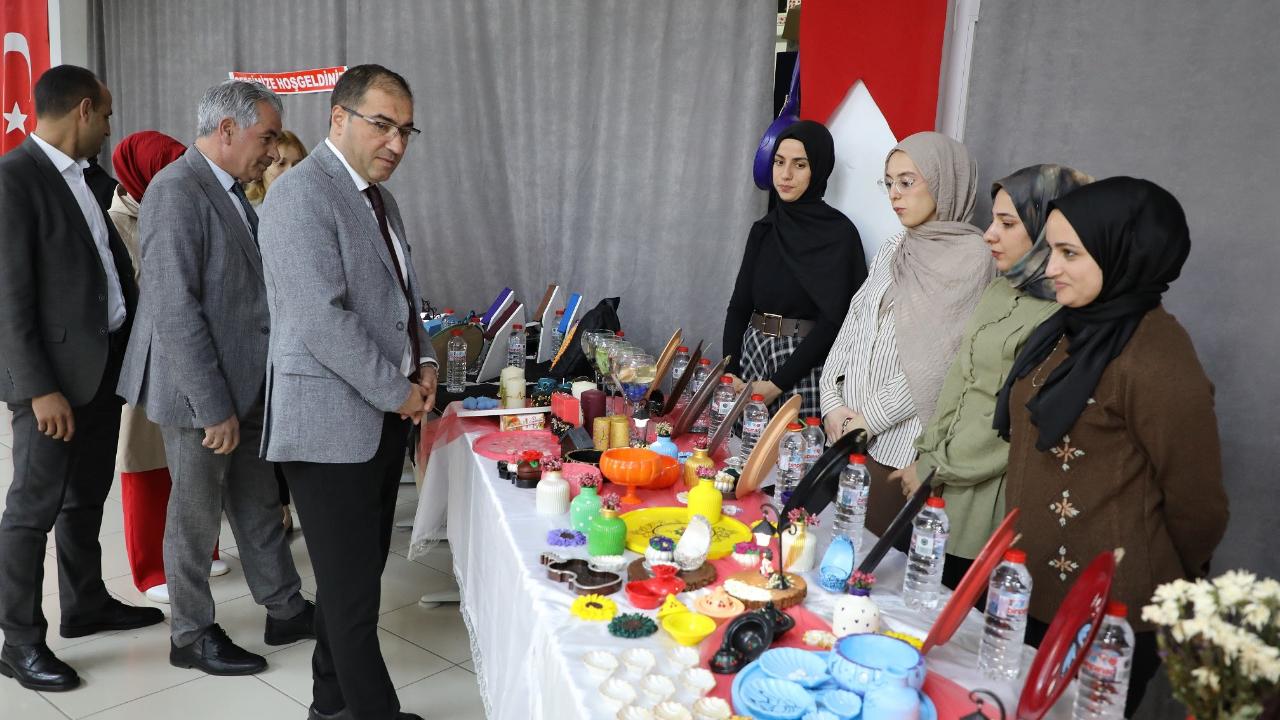 Ağrı’daki kız yurtlarında el emeği eserler görücüye çıktı