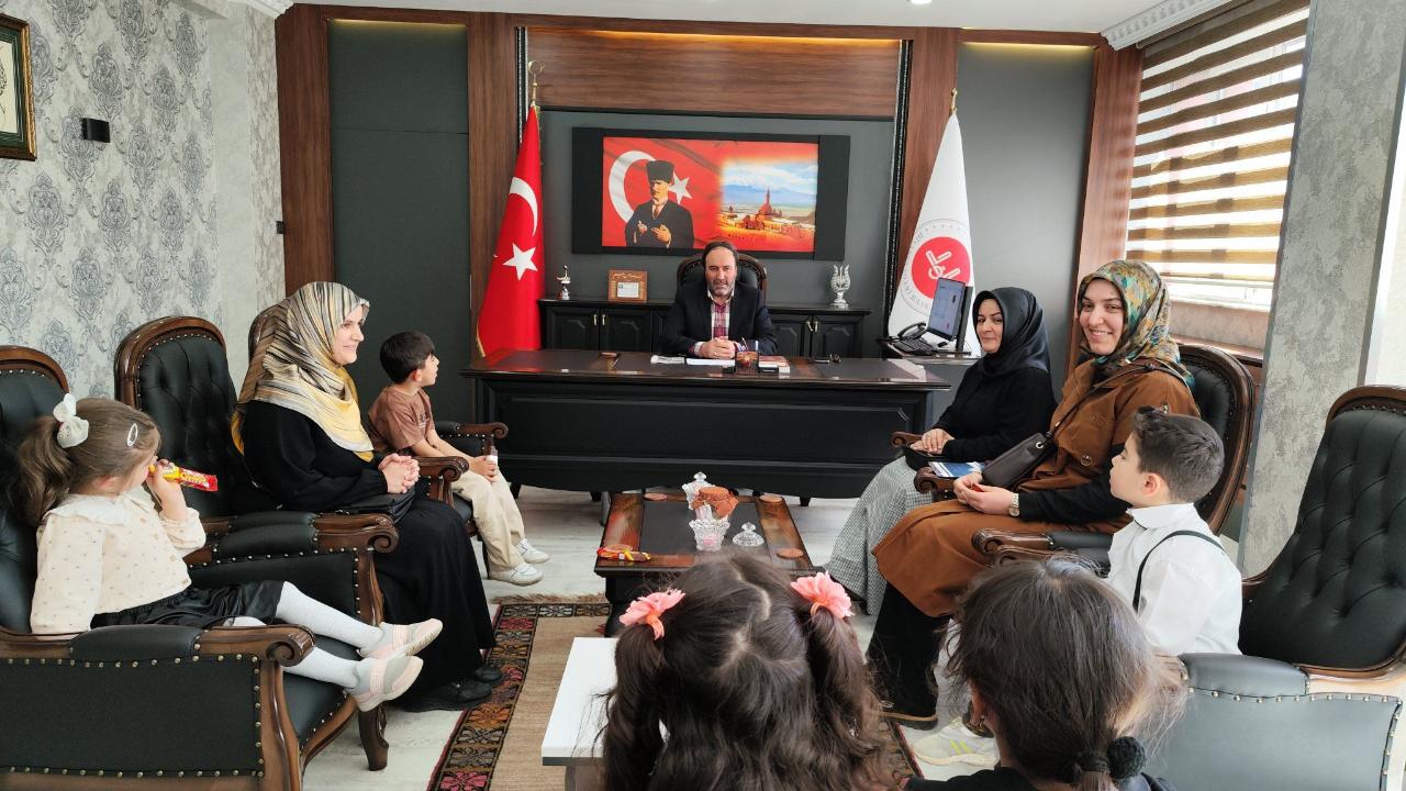 Ağrı’daki minikler kumbaralarını Gazze için açtılar
