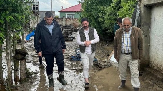 Ağrı'nın Diyadin ilçesinde yağışın ardından tüm kurumlar sahada