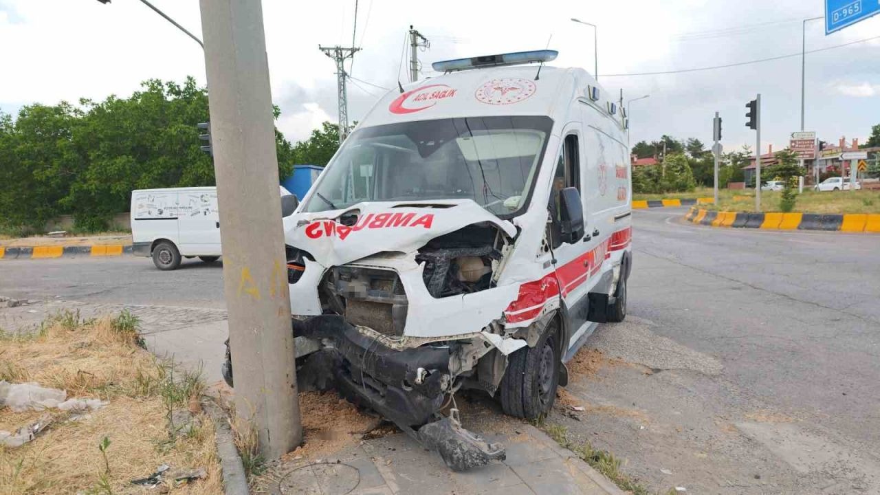 Ahlat'ta ambulans ile otomobil çarpıştı: 10 yaralı
