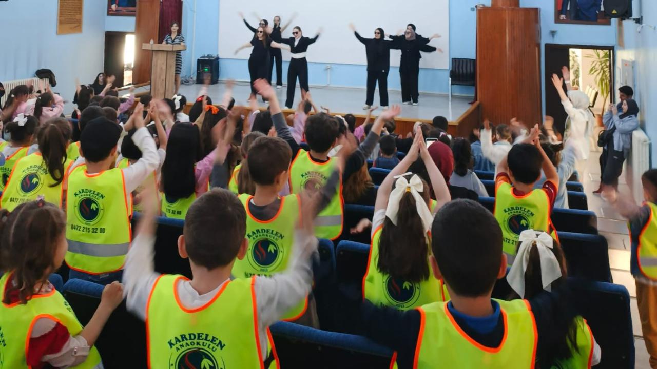 AİÇÜ’de düzenlenen şenlik miniklerin yüzünü güldürdü