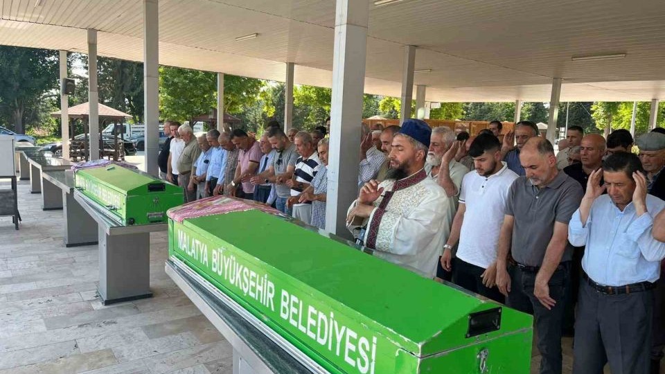 Aile içi şiddete kurban giden anne ve kızı defnedildi