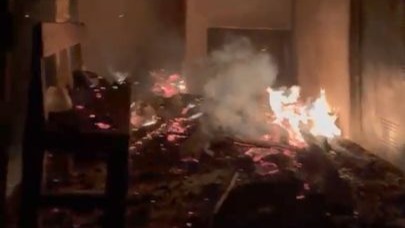 Arazi yangını eve sıçradı
