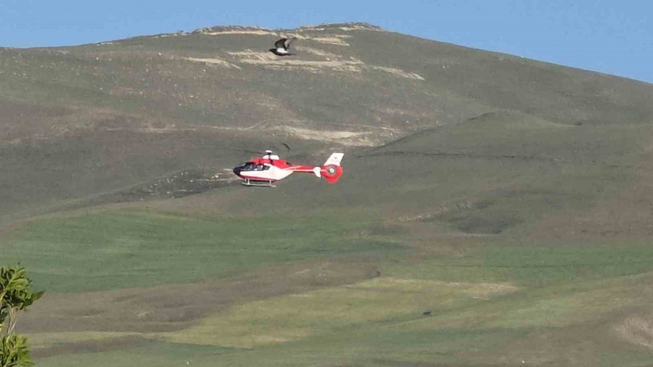 Bahçesaray’da kalp krizi geçiren hasta helikopter ambulansla hastaneye sevk edildi
