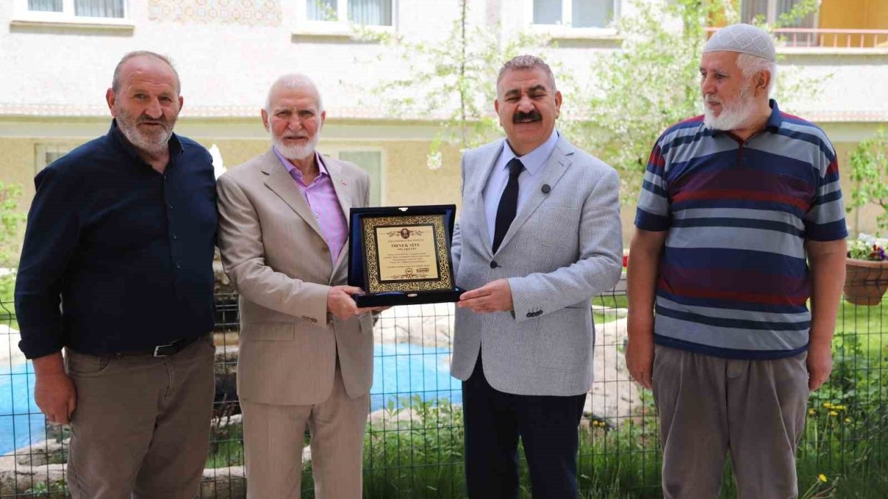Başkan Sunar’dan çevre duyarlılığına "Örnek Site" plaketi