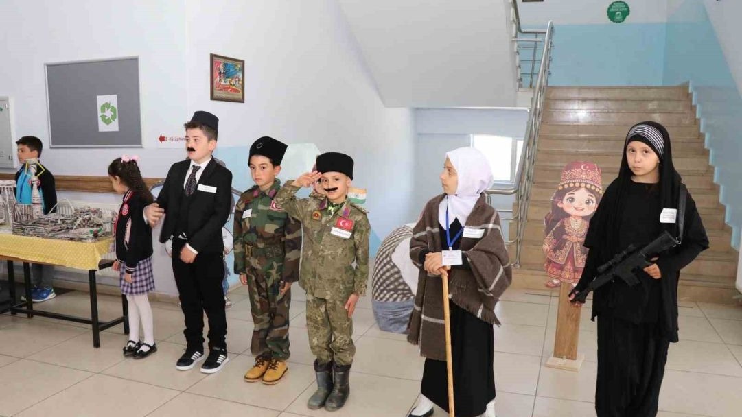 Bilim ve tarih bir arada; Mehmet Akif Ersoy İlkokulu’ndan görkemli şenlik