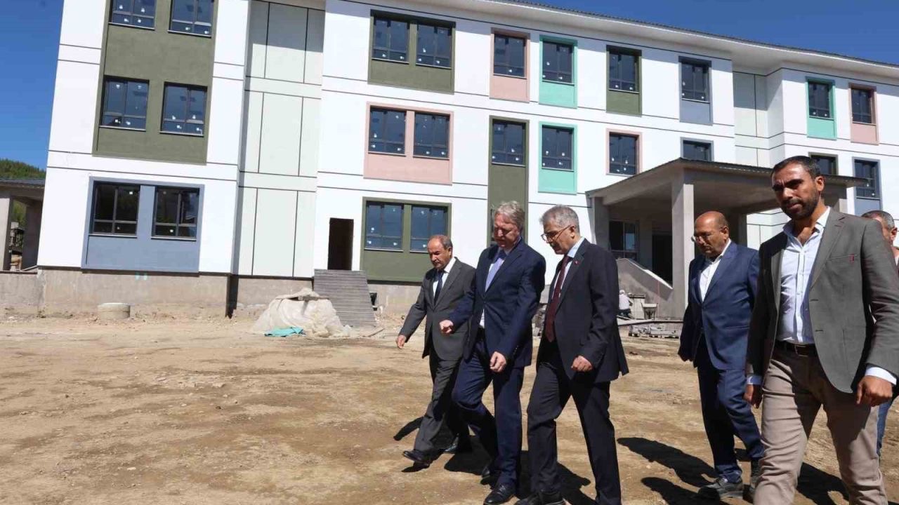 Bingöl Valisi Çelik, okul inşaatını inceledi