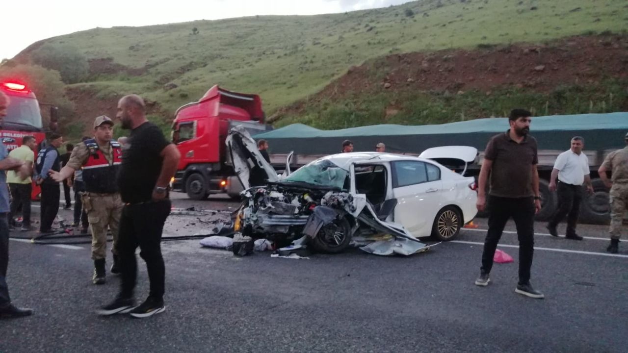 Bingöl'de tır ile otomobil kafa kafaya çarpıştı: 3 yaralı