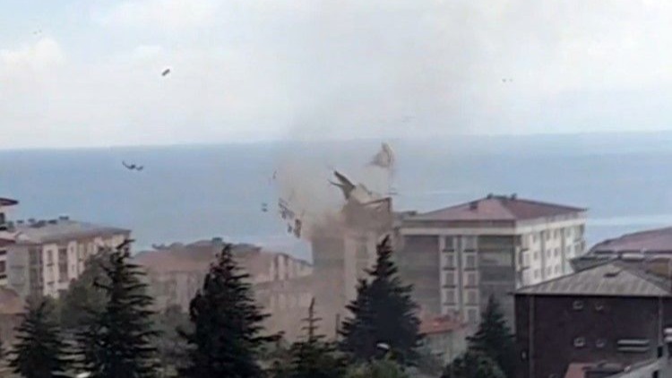 Bitlis'in Ahlat ilçesinde şiddetli rüzgar çatıları uçurdu
