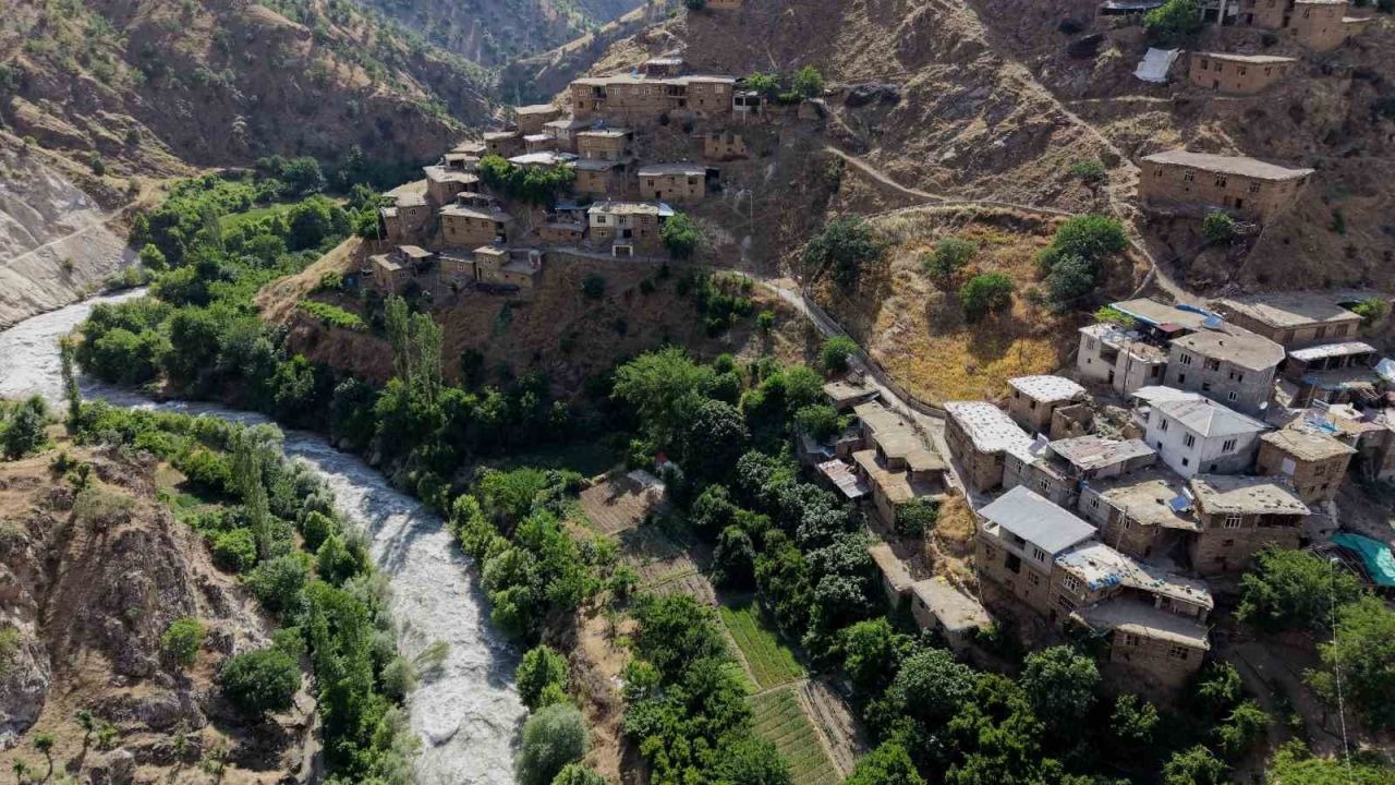 Bitlis'in Hizan ilçesinde asırlık taş evleri ve Gayda Barajı hayran bırakıyor