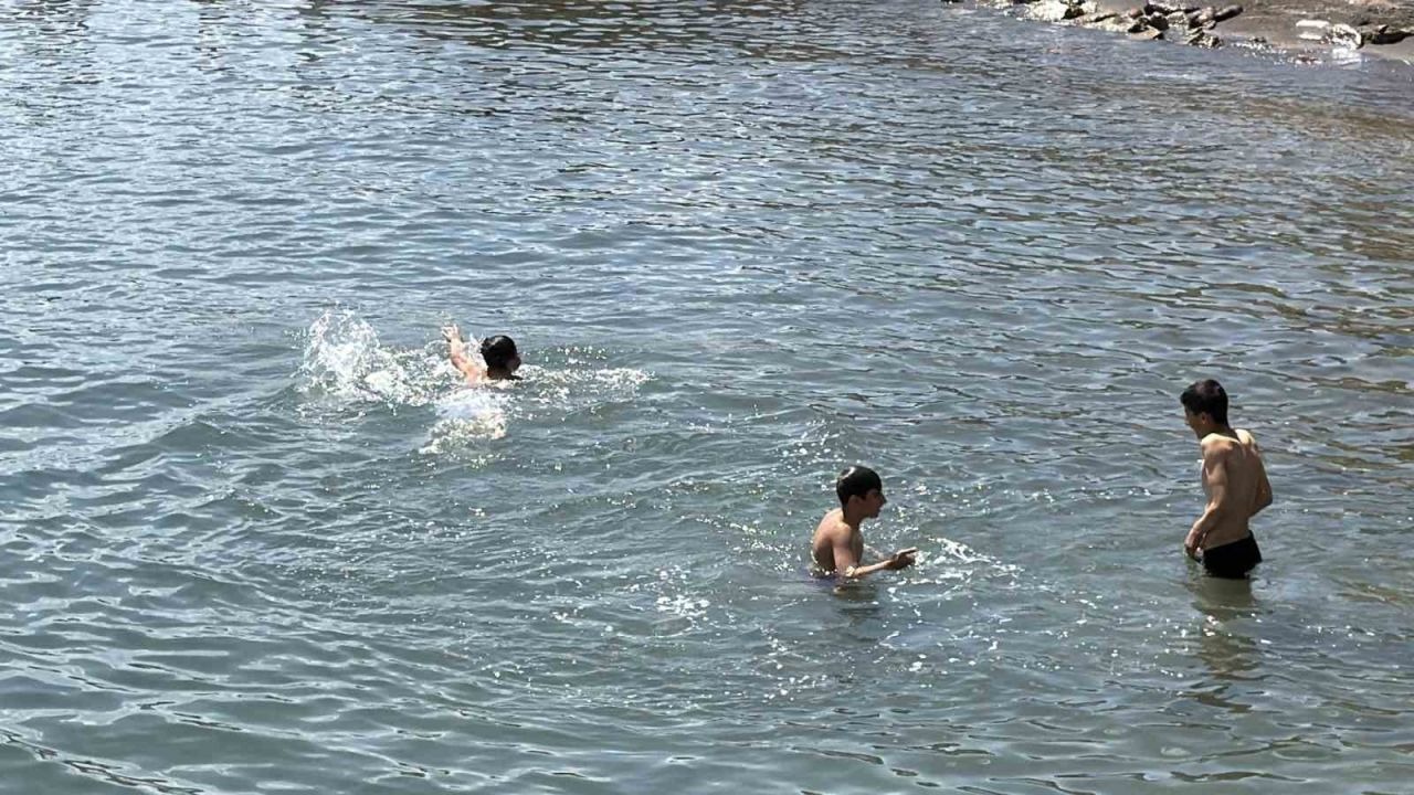 Bitlis'te çocuklar Van Gölü’nün keyfini çıkardı
