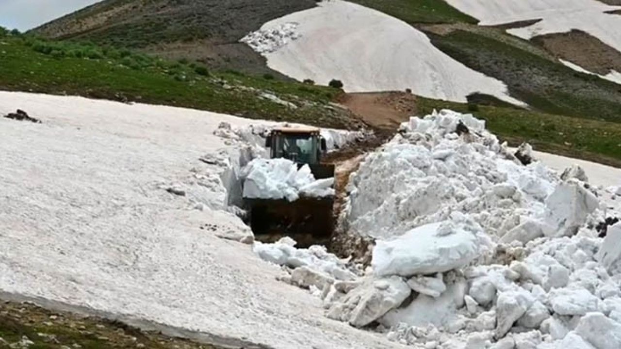 Bitlis’te  yaz ayında karla mücadele çalışmaları aralıksız sürüyor!