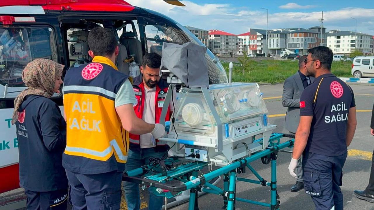 Bitlis’te yenidoğan bebek helikopter ambulansla Ağrı’ya sevk edildi