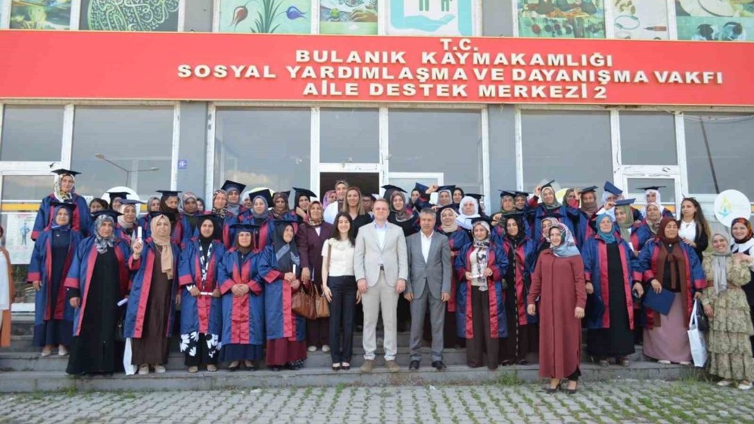 Bulanık’ta okuma yazma öğrenen 50 kadın mezuniyet sevinci yaşadı