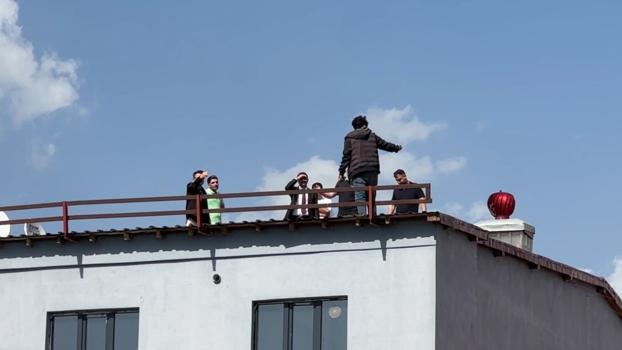 Çatıya çıkan genci, belediye başkanı ve polis ekipleri ikna etti