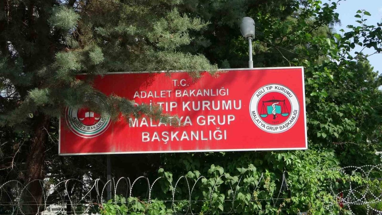 Devrilen traktörün altında kalan sürücü hayatını kaybetti