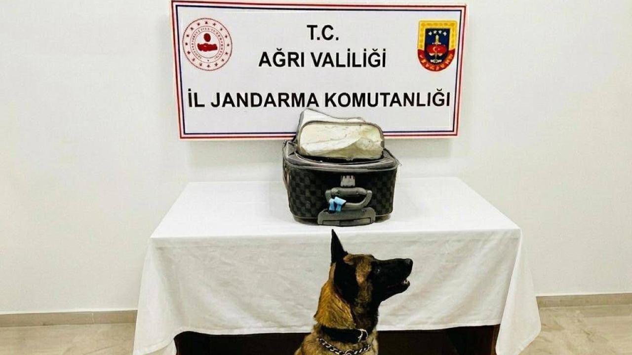 Diyadin’de yolcu otobüsünde 1 kilo eroin ele geçirildi