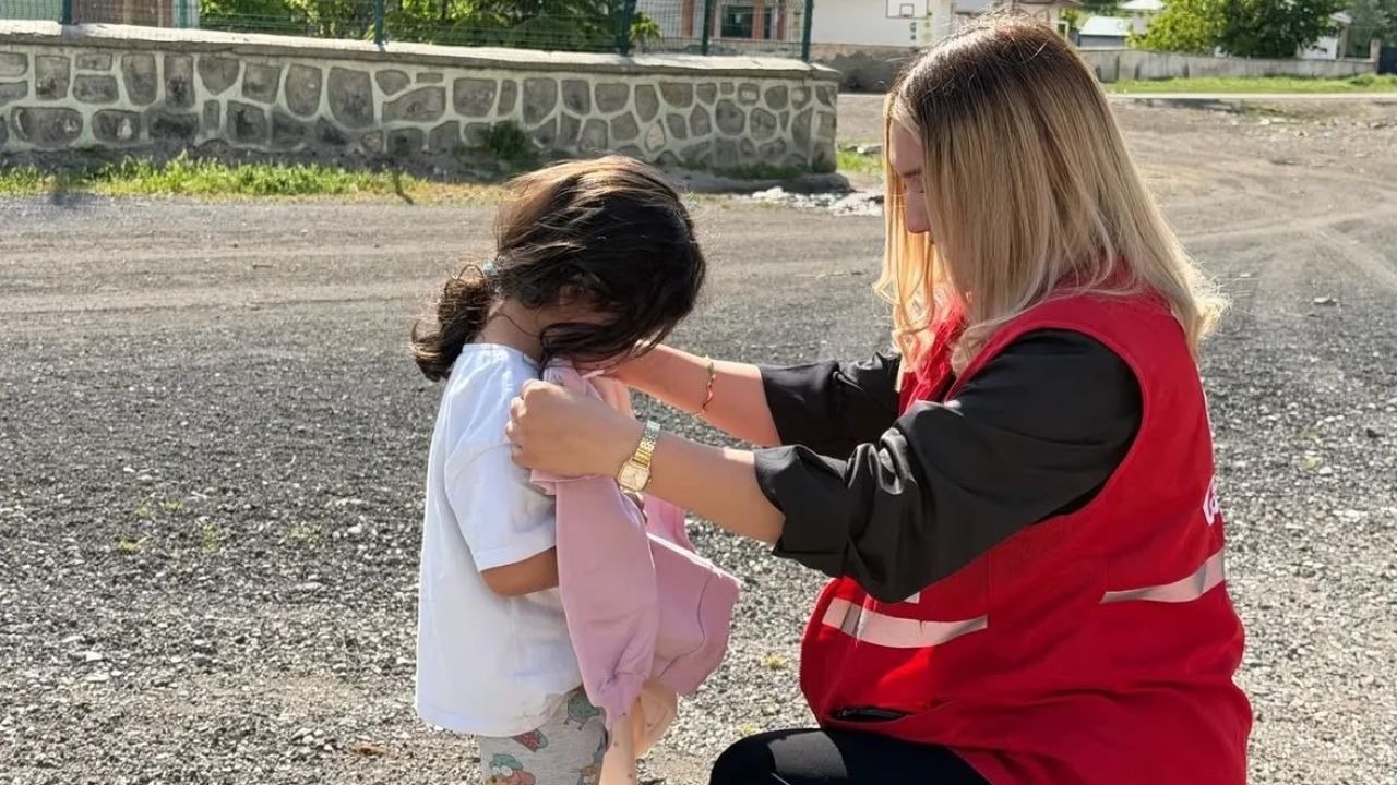 Doğubayazıt Kızılay’dan çocuklara yardım eli