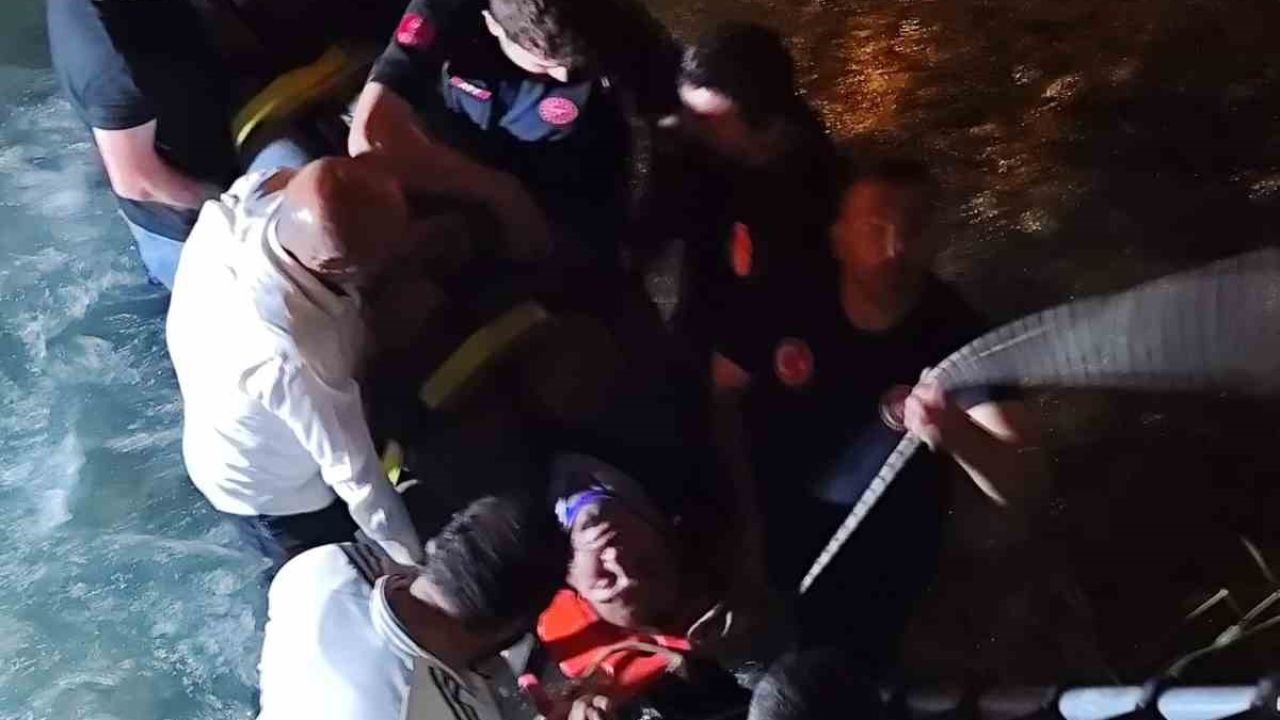 Edremit'te dereye düşen kamyonetin sürücüsü yaralandı