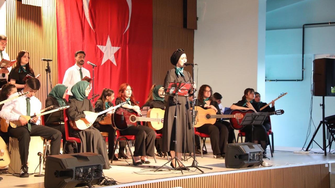 Eleşkirt’te gençler yeteneklerini sahnede sergiledi