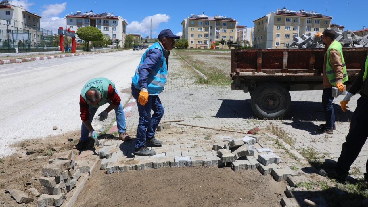 Erciş Belediyesi’nden Sahilkent Mahallesi’nde Kaldırım Onarım Çalışması