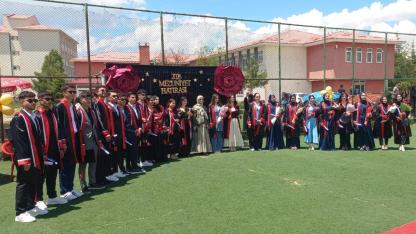 Erciş Sosyal Bilimler Lisesi’nde Mezuniyet Coşkusu