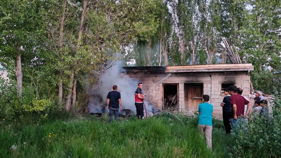 Erciş'in Çelebibağı Mahallesinde odunluk yangını