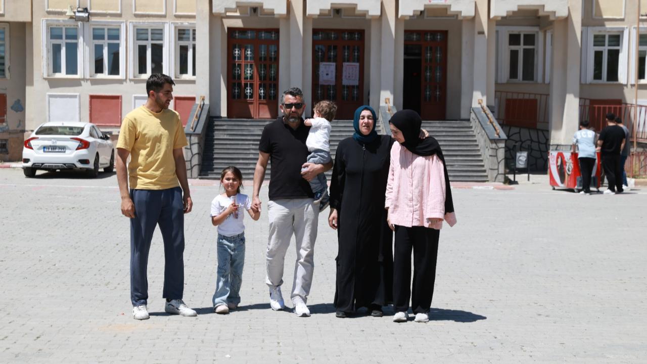 Erciş'li Anne 2 Çocuğuyla YKS'ye Girdi