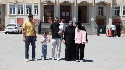 Erciş'li Anne 2 Çocuğuyla YKS'ye Girdi