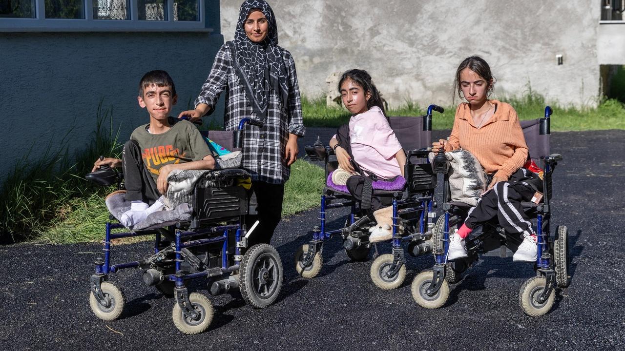 Erciş'te Özel Gereksinimli Üç Kardeşe Çifte Karne Hediyesi