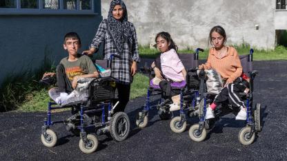 Erciş'te Özel Gereksinimli Üç Kardeşe Çifte Karne Hediyesi