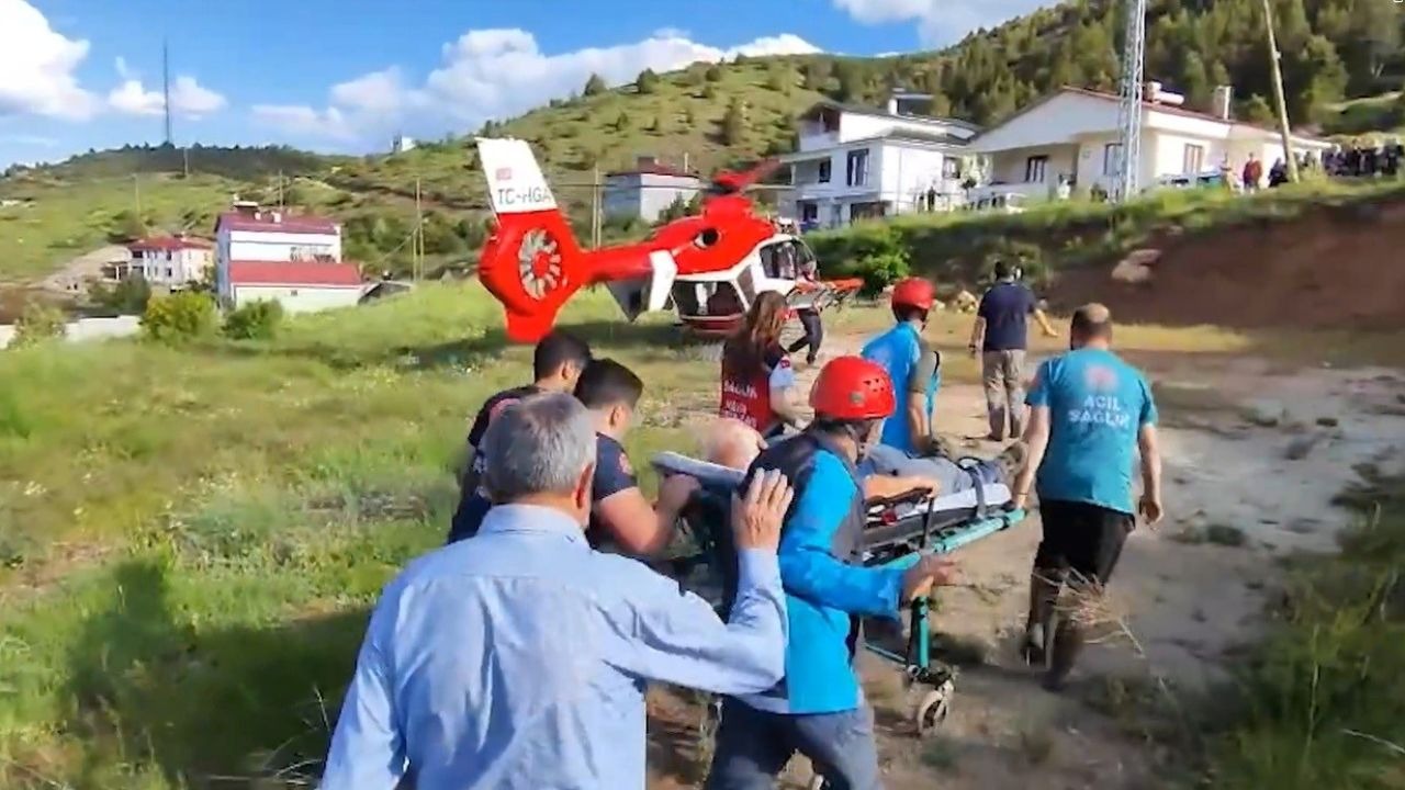 Erzincan Refahiye’de göğüs ağrısı geçiren hasta hava ambulansıyla hastaneye ulaştırıldı