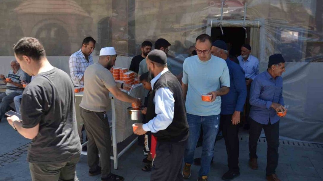 Erzincan Tercan’da Muharrem ayı dolayısıyla cemaate aşure ikram edildi