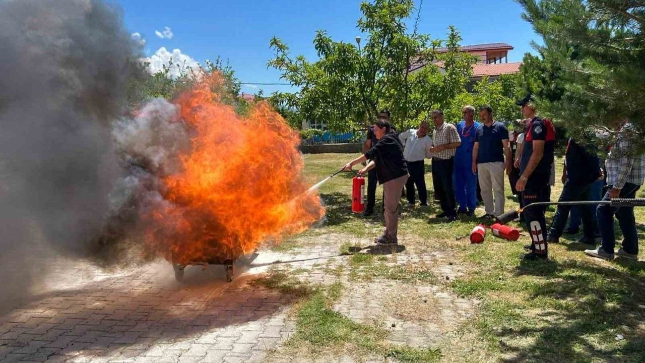Erzincan Üzümlü Devlet Hastanesi personeline uygulamalı yangın eğitimi