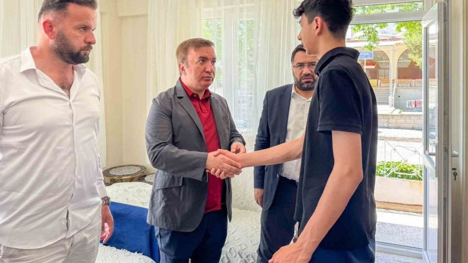 Erzincan Valisi Hamza Aydoğdu, babasını kaybeden öğrencinin ailesini ziyaret etti