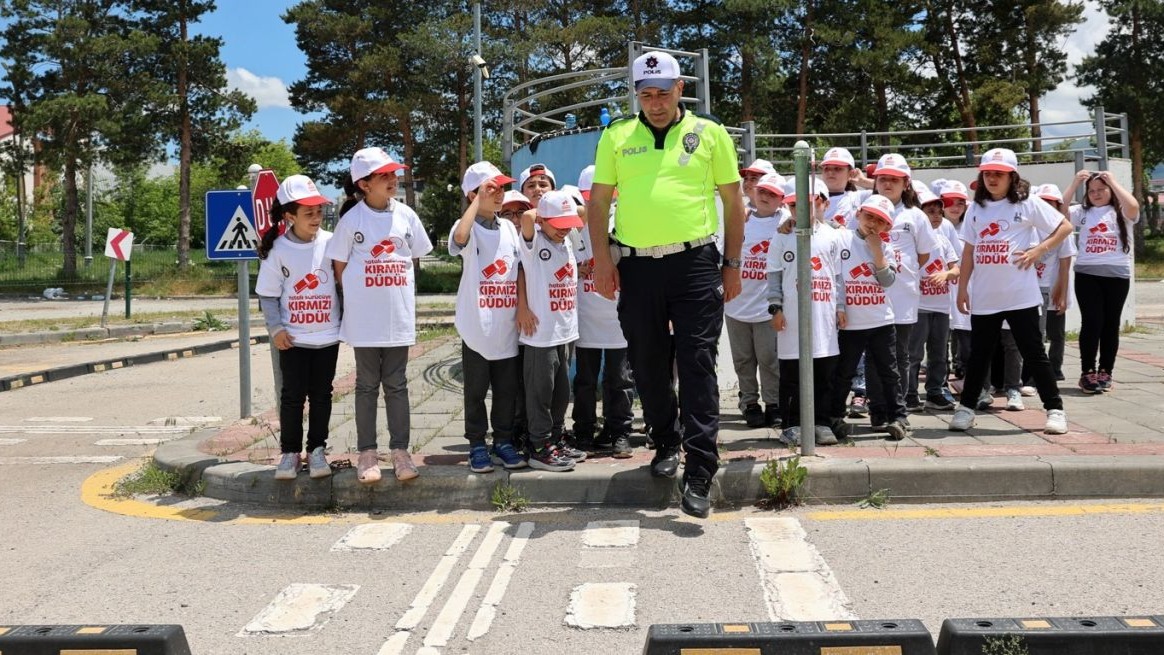 Erzurum Büyükşehir Belediyesi’nden çocuklara trafik eğitimi