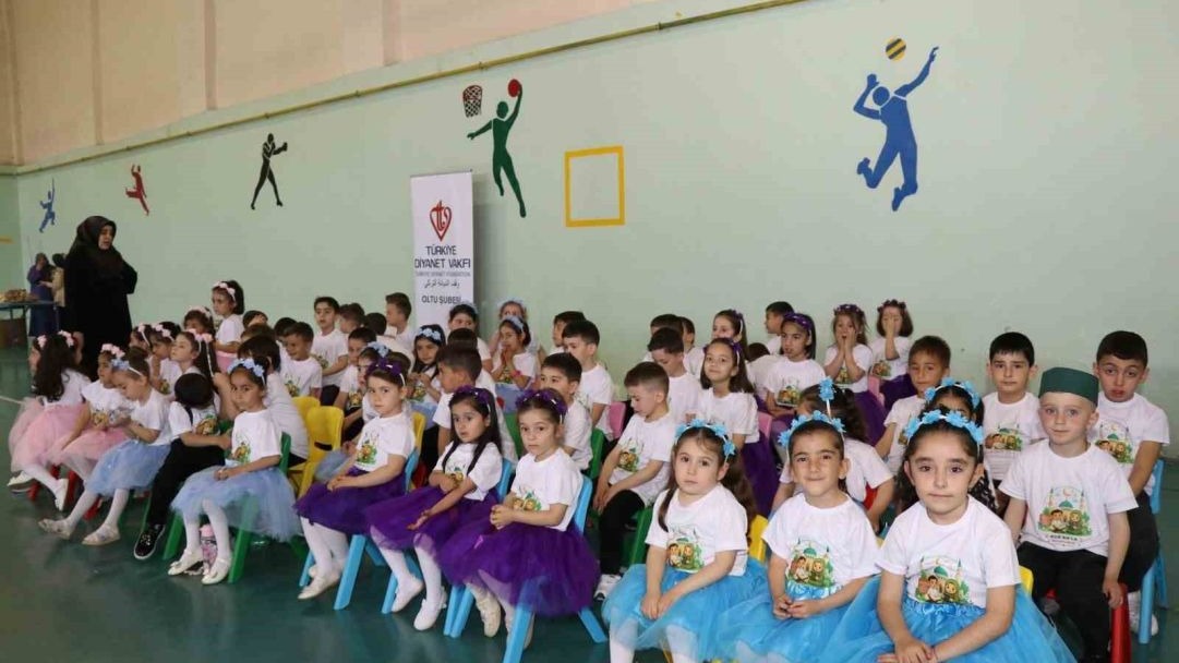 Erzurum Oltu’da 4-6 yaş Kur’an kursu öğrencilerinden yılsonu programı coşkusu