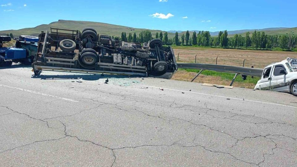 Erzurum'da feci trafik kaza: 1’i ağır 2 yaralı