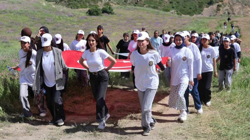 Erzurum’da heyecan dolu anlar: Karayazı Kırk Pencereler ‘de gençler yürüdü, çelik kanatlar nefes kesti