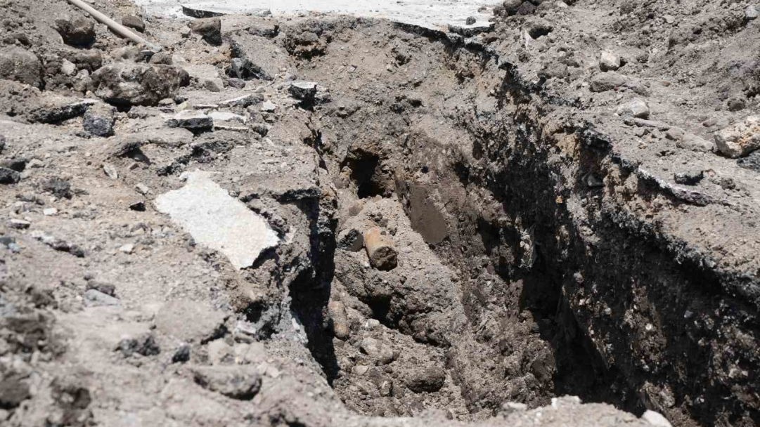 Erzurum’da kanalizasyon hattı kazısında mühimmat ve mezar taşı kalıntıları bulundu
