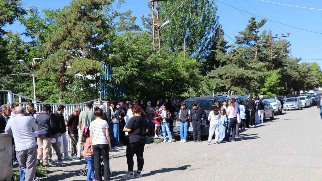 Erzurum'da sınava gireceği merkezi karıştıran öğrenci son anda sınava yetiştirildi