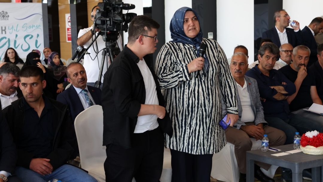 Erzurum'da "Vatandaş Soruyor, Başkan Cevaplıyor" programına yoğun ilgi