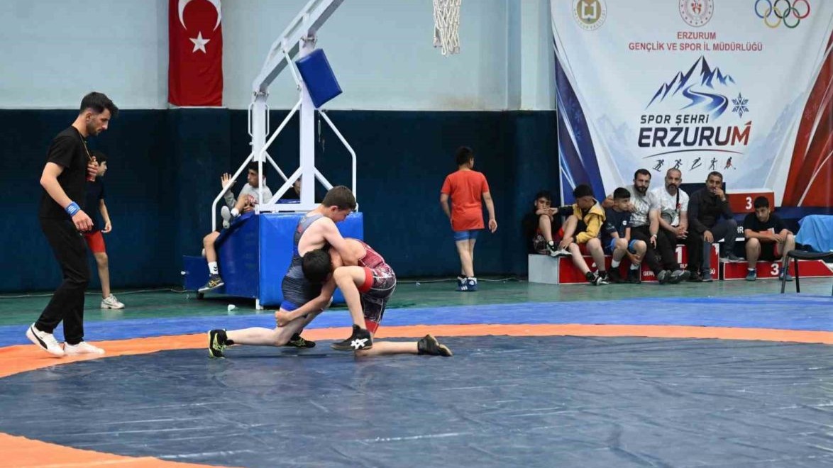 Erzurumlu minikler minderde kozlarını paylaştı